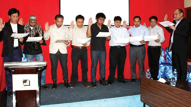 Tago inducts OFW photographers into office