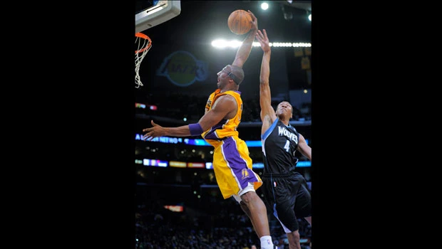Masked Kobe leads Lakers' blowout of Timberwolves