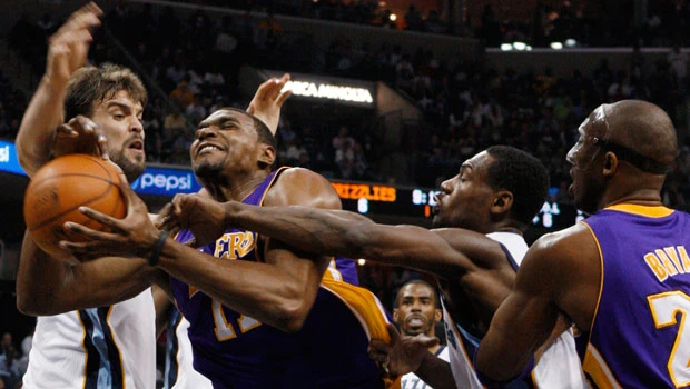 Kobe, Bynum double trouble for Grizzlies