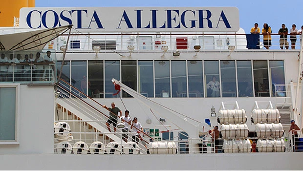 Disabled cruise ship arrives in Seychelles port