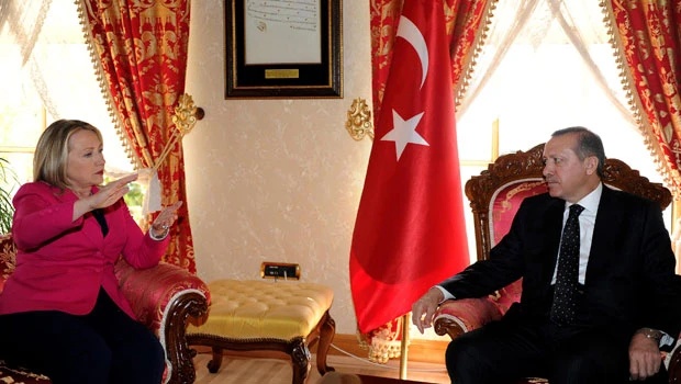 Clinton warns Assad no more time for delays implementing peace plan