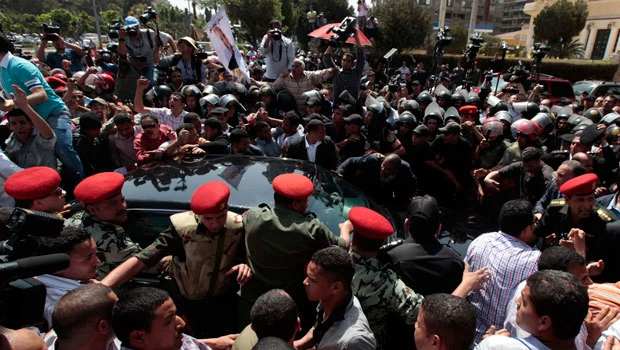 Egypt military backs Mubarak’s VP for president