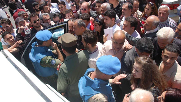 Cheering protesters greet UN observers in Syria