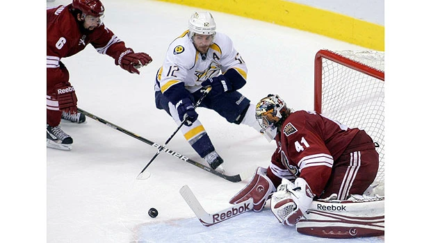 Coyotes race to 2-0 as Flyers open with win