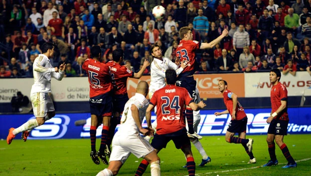 Real reaches 100 league goals, Barca also win