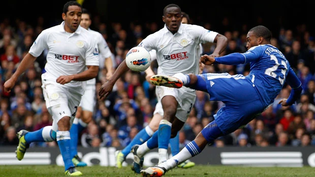 Chelsea seals controversial win; Spurs held