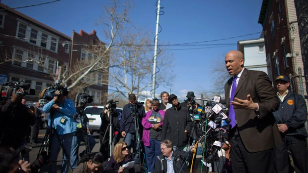 US mayor rescues neighbor from burning house