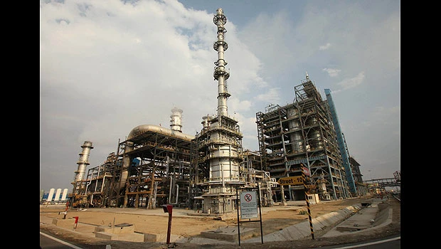 Oil little changed in thin, tug-of-war trade
