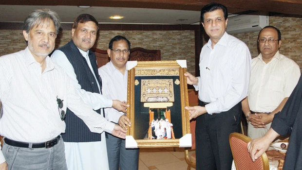 Pak envoy, journalists discuss community issues