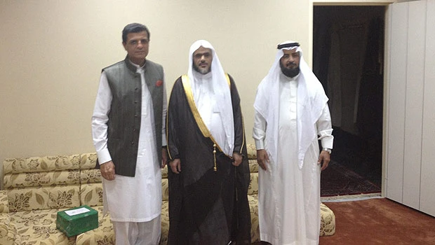 Pakistan ambassador meets imam of Prophet's Mosque