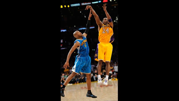 Bryant’s late 3 lifts Lakers past Hornets