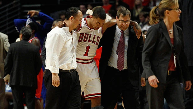 Bulls lose Rose to torn ACL in win over Sixers