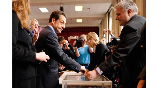Sarkozy woos far right after Hollande wins round one