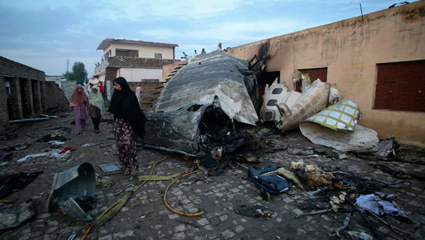 Pakistan probes jet crash amid criticism