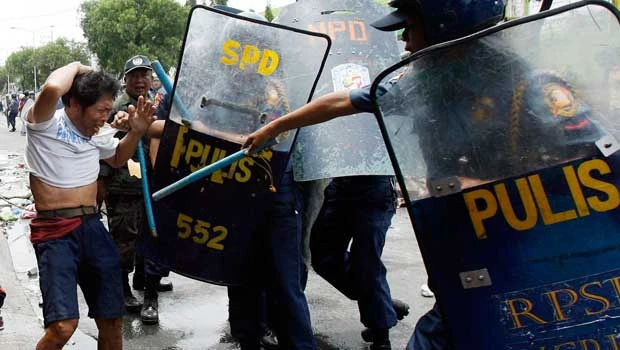 Philippine demolition clash kills 1, hurts dozens