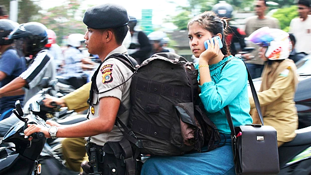 Strong Indonesian quakes cause panic, not tsunami