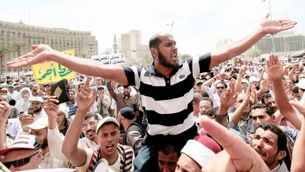 Protesters, troops clash in Cairo