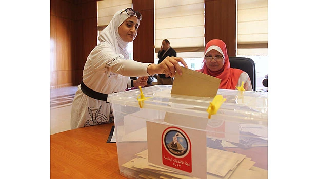 Egyptians vote abroad; contest heats up