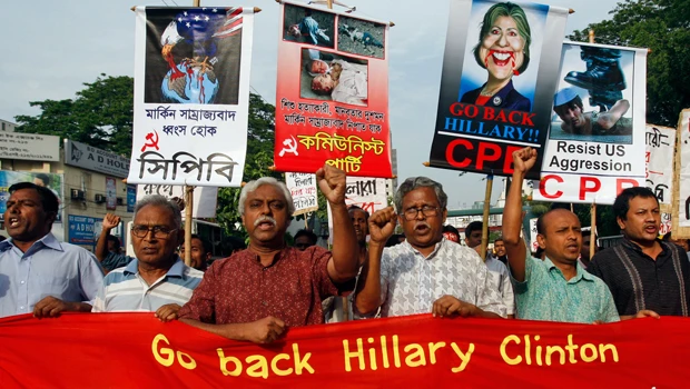 Clinton in troubled Bangladesh to press stability