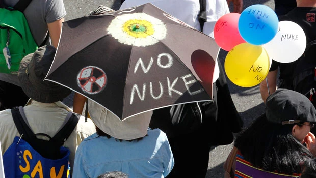 Thousands march as Japan shuts off nuclear power