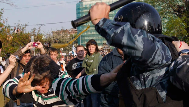 Russian police battle anti-Putin protesters