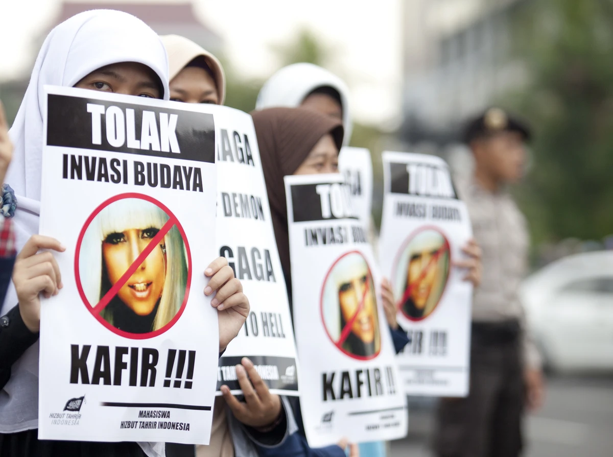 Lady Gaga cancels Indonesian show after threats