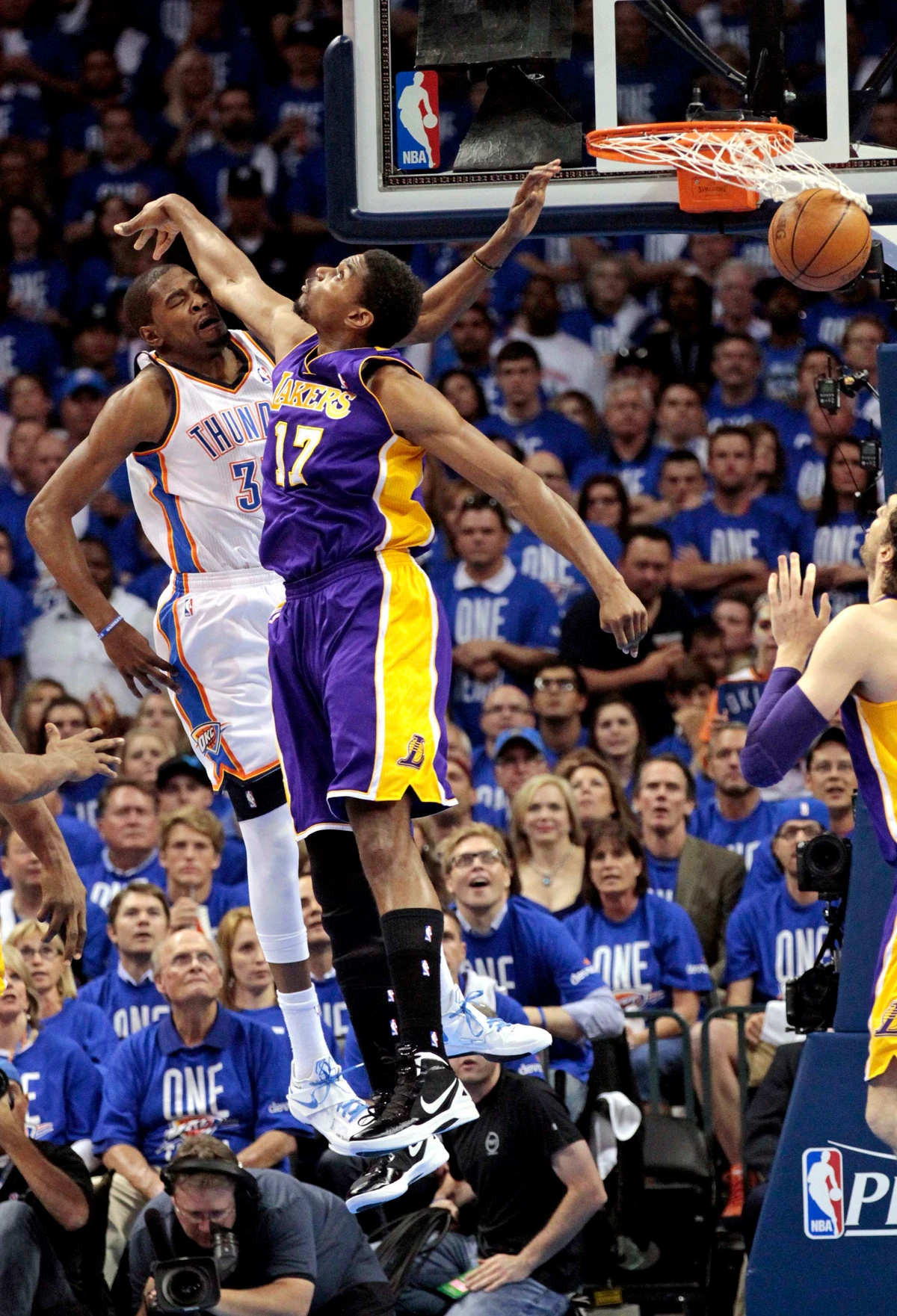 Thunder clobber Lakers 119-90 in Game 1
