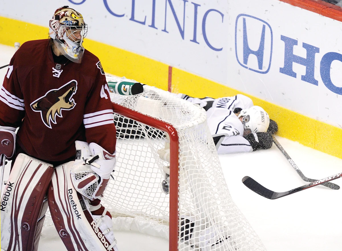 Kings top Coyotes for 2-0 lead