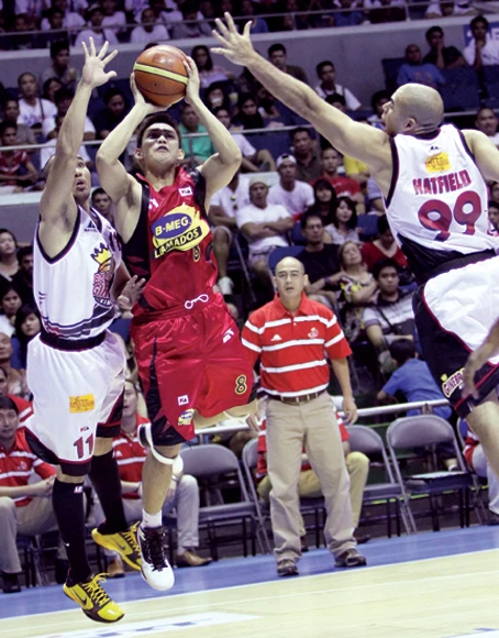 B-Meg edges Ginebra; Alaska routs Barako Bull by 20