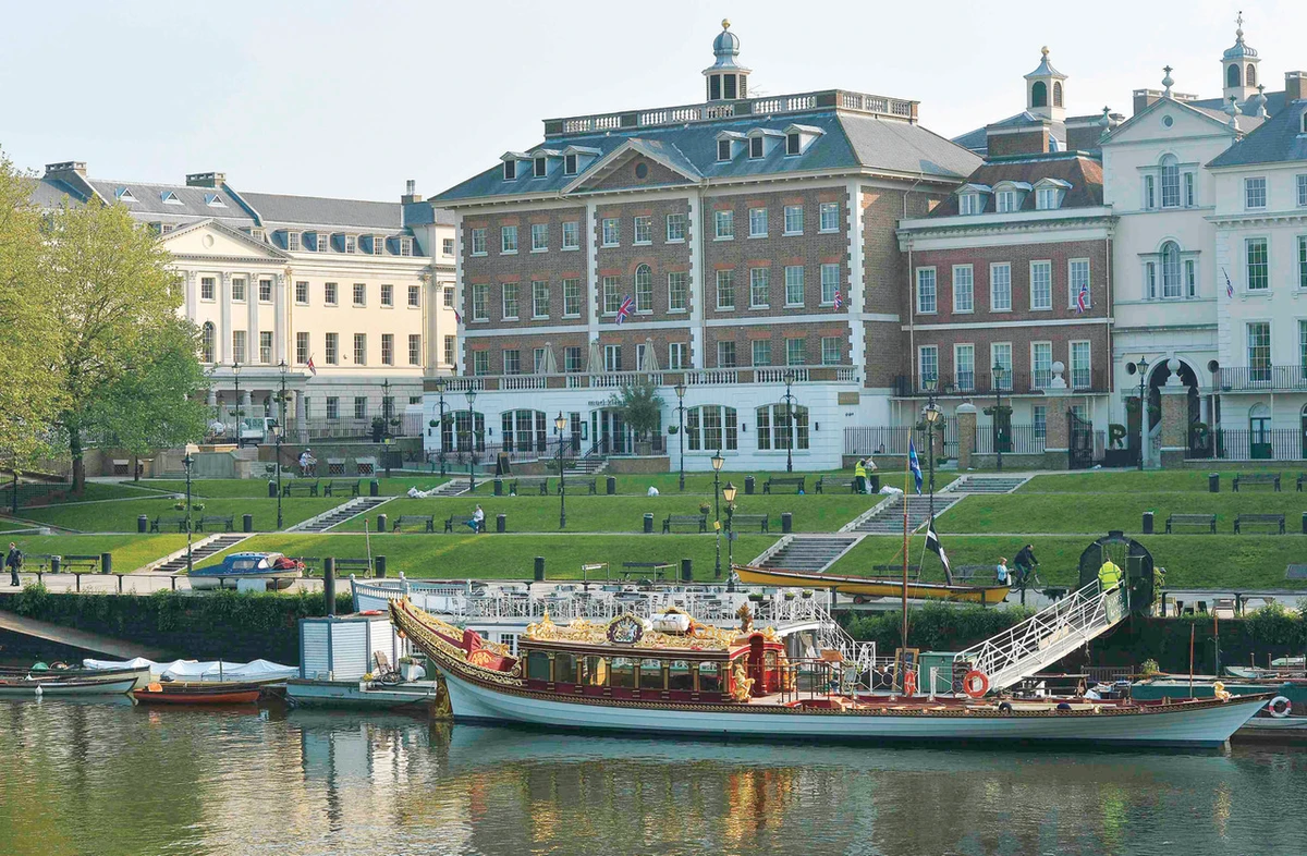 Kissing vessels spectacle to mark queen’s jubilee