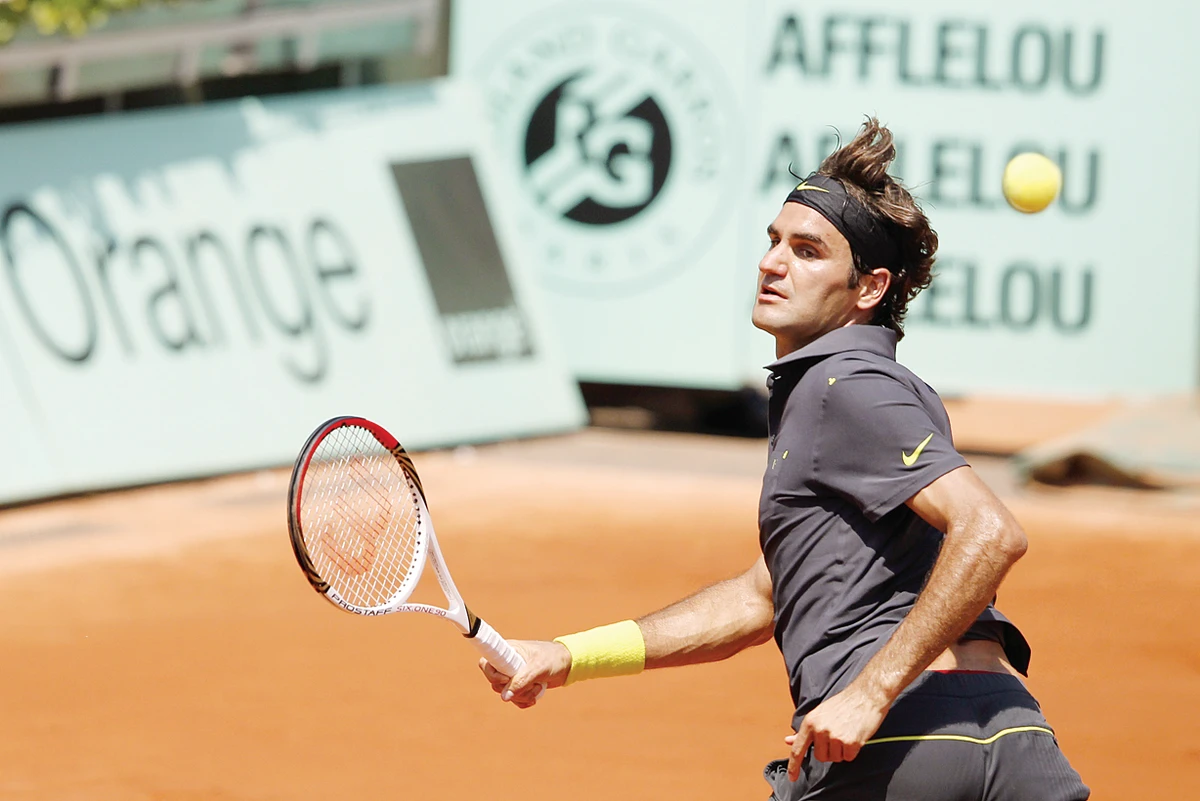 Federer ties record, Azarenka scrapes home