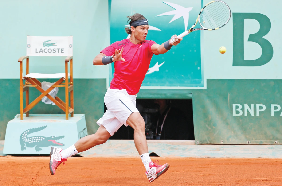 Murray fights pain; Nadal wins easily again
