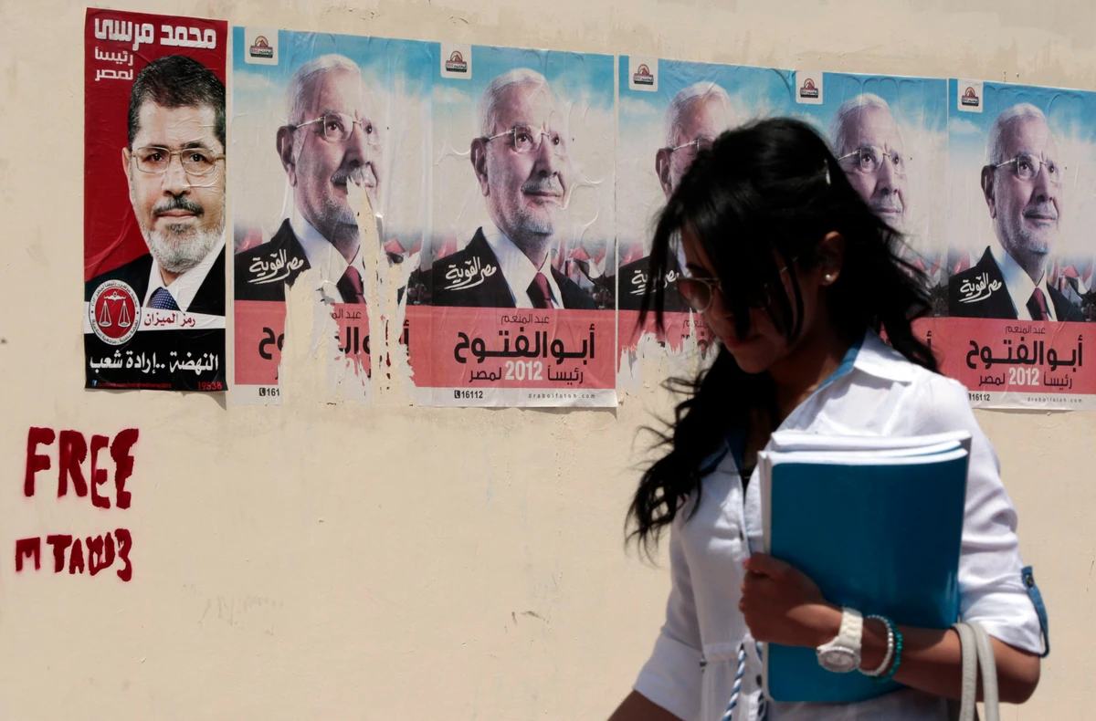 Egypt frontrunners face their pasts on vote trail