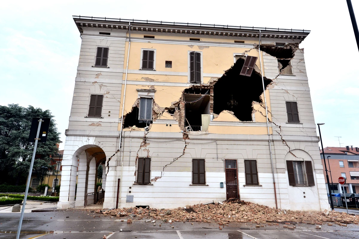 Italy quake kills four,damages historic buildings