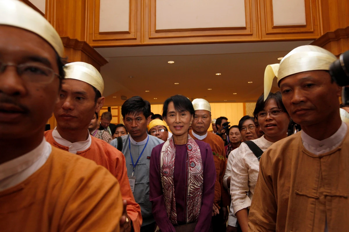 Suu Kyi makes historic debut in Myanmar parliament