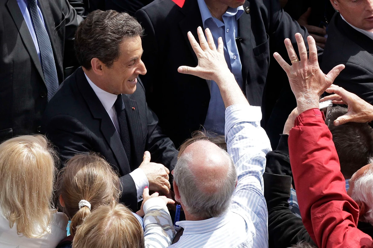 Sarkozy keeps door open a crack for political future