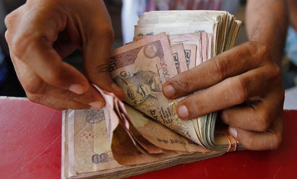 Indian growth weakest in 9 years as rupee slides