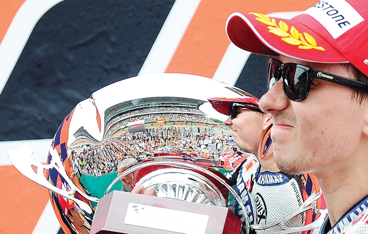 Lorenzo boosts title bid with victory