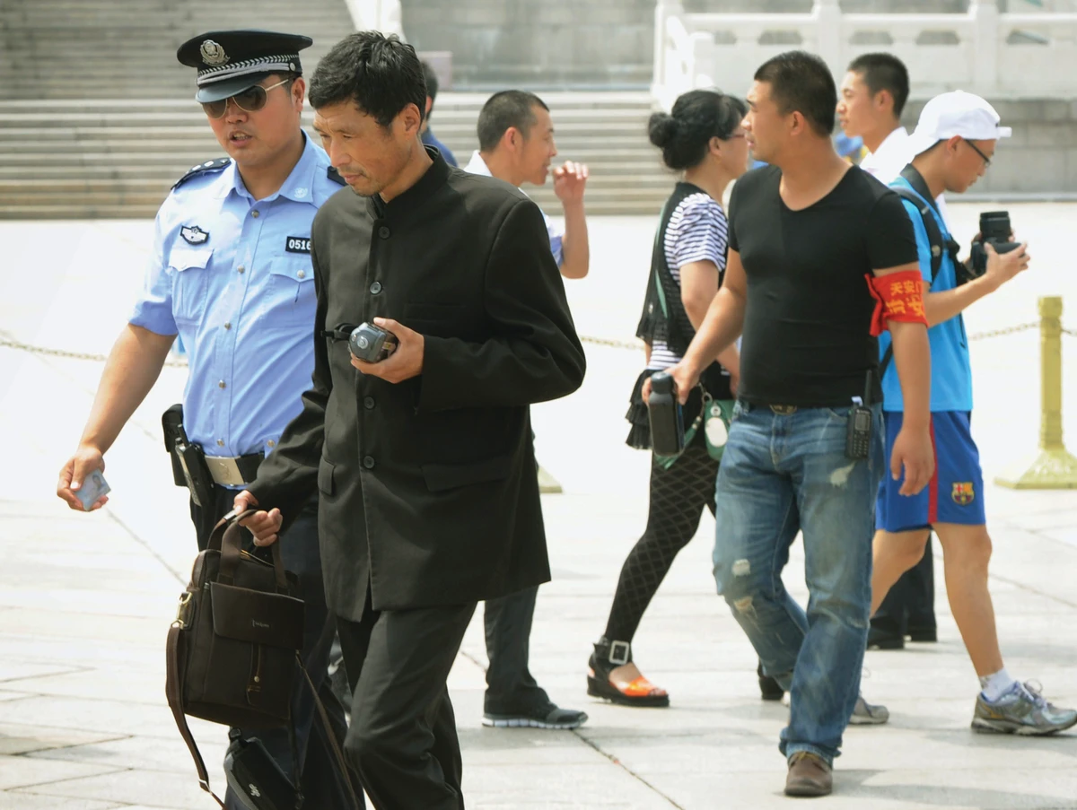 China rounds up activists on Tiananmen anniversary