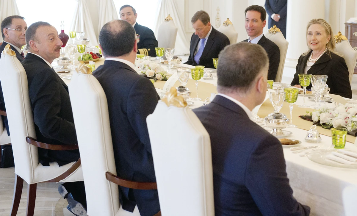 Clinton warns of wider Caucasus conflict