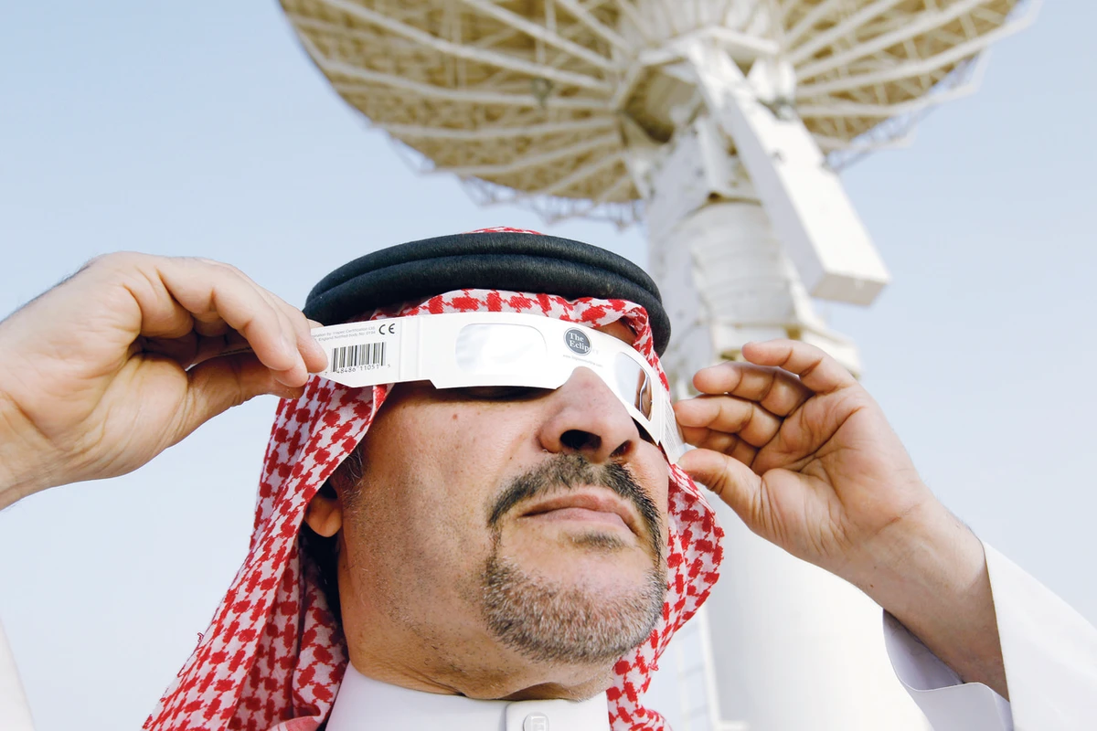 Saudis watch rare transit of Venus
through telescopes, special goggles