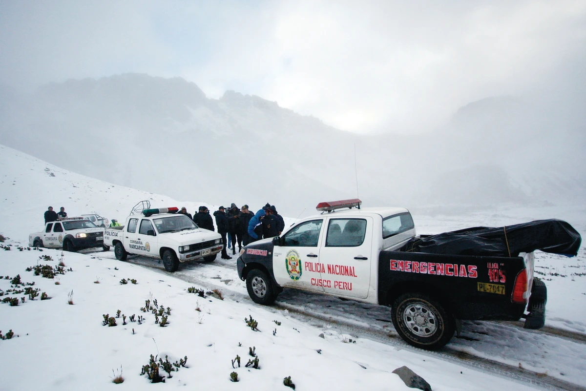 Snow, fog hamper searchfor missing Peru copter