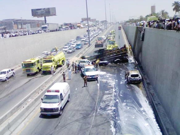 Curious crowds put lives at risk at accident sites
