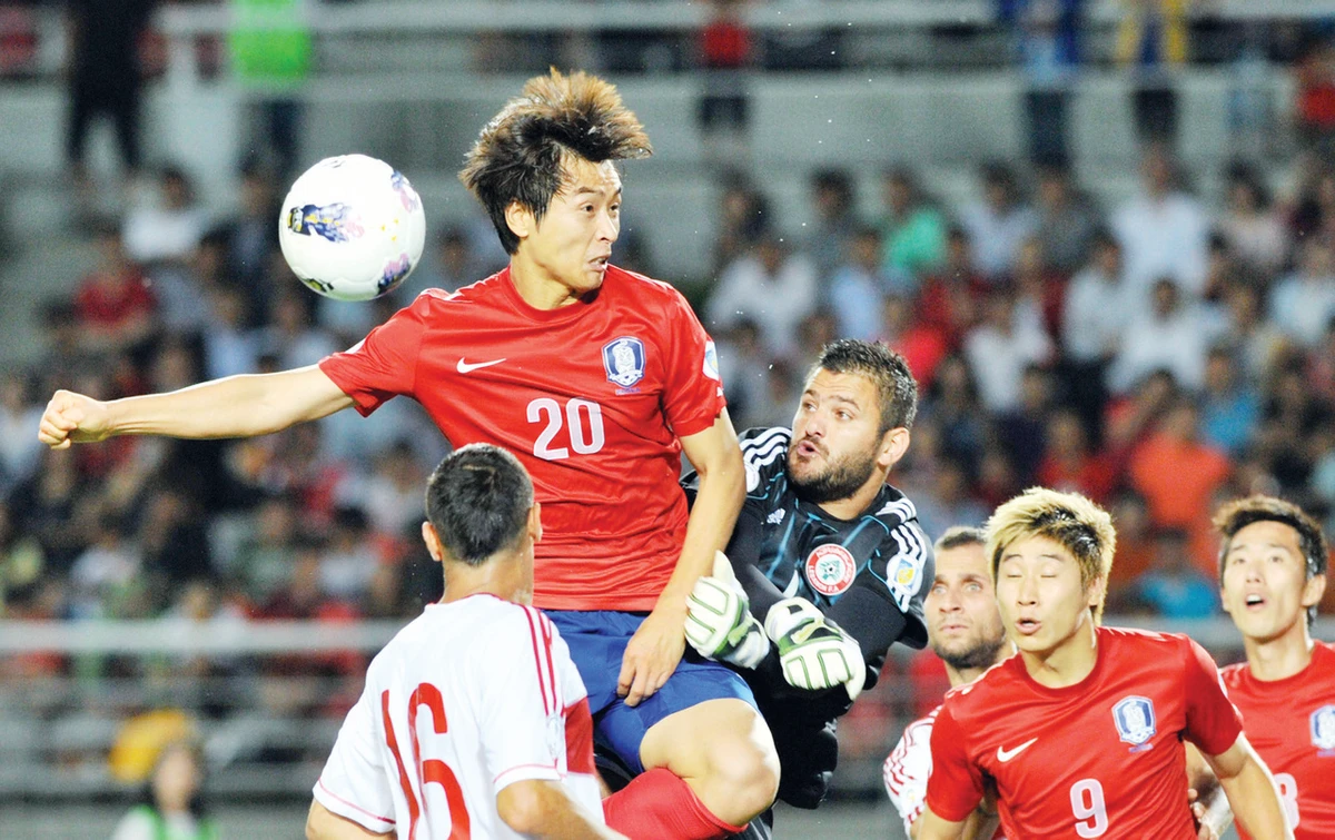 Ten-man Aussies hold Japan, Koreans cruise