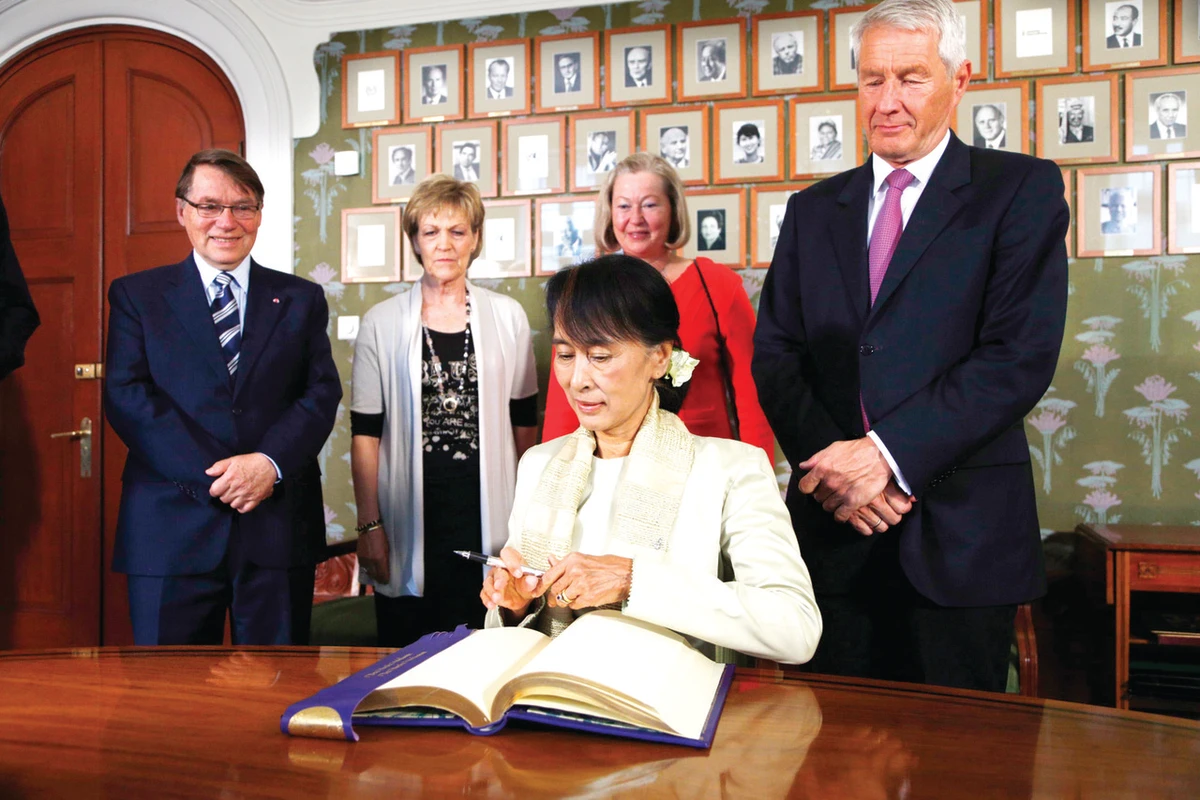Suu Kyi accepts Nobel Peace Prize 21 years late