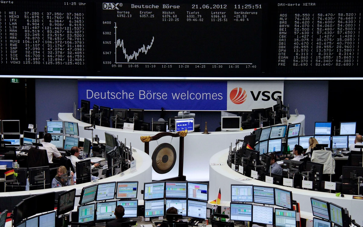Stocks, oil, gold drop on growth worries