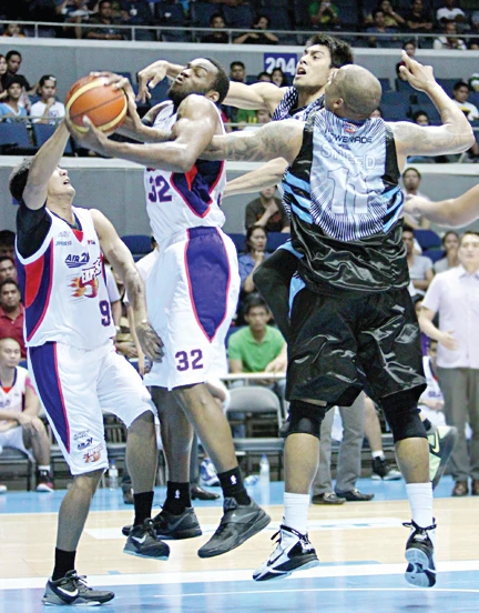 Air21 dazzles to get past Powerade