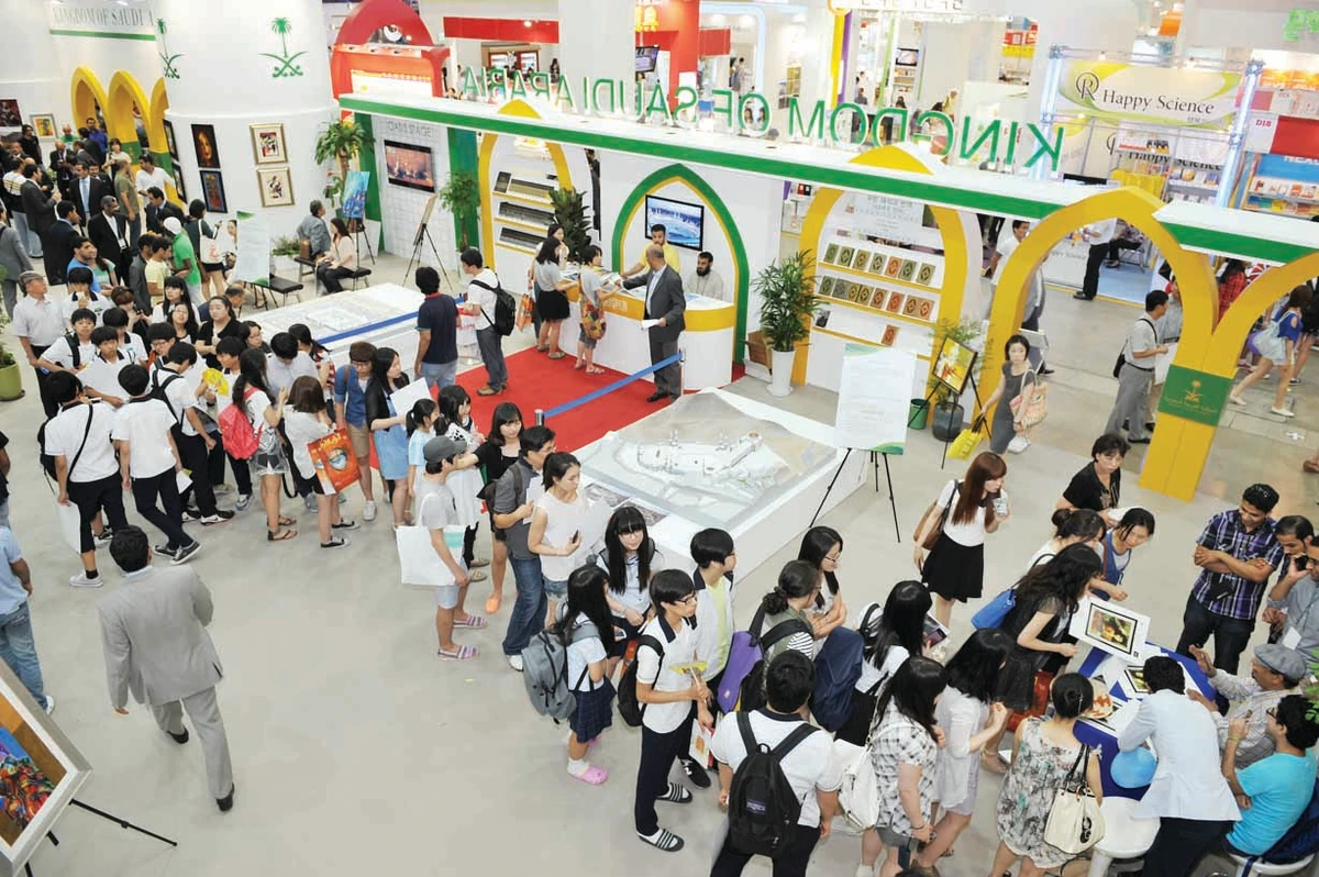 Koreans drawn to calligraphy in Saudi pavilion