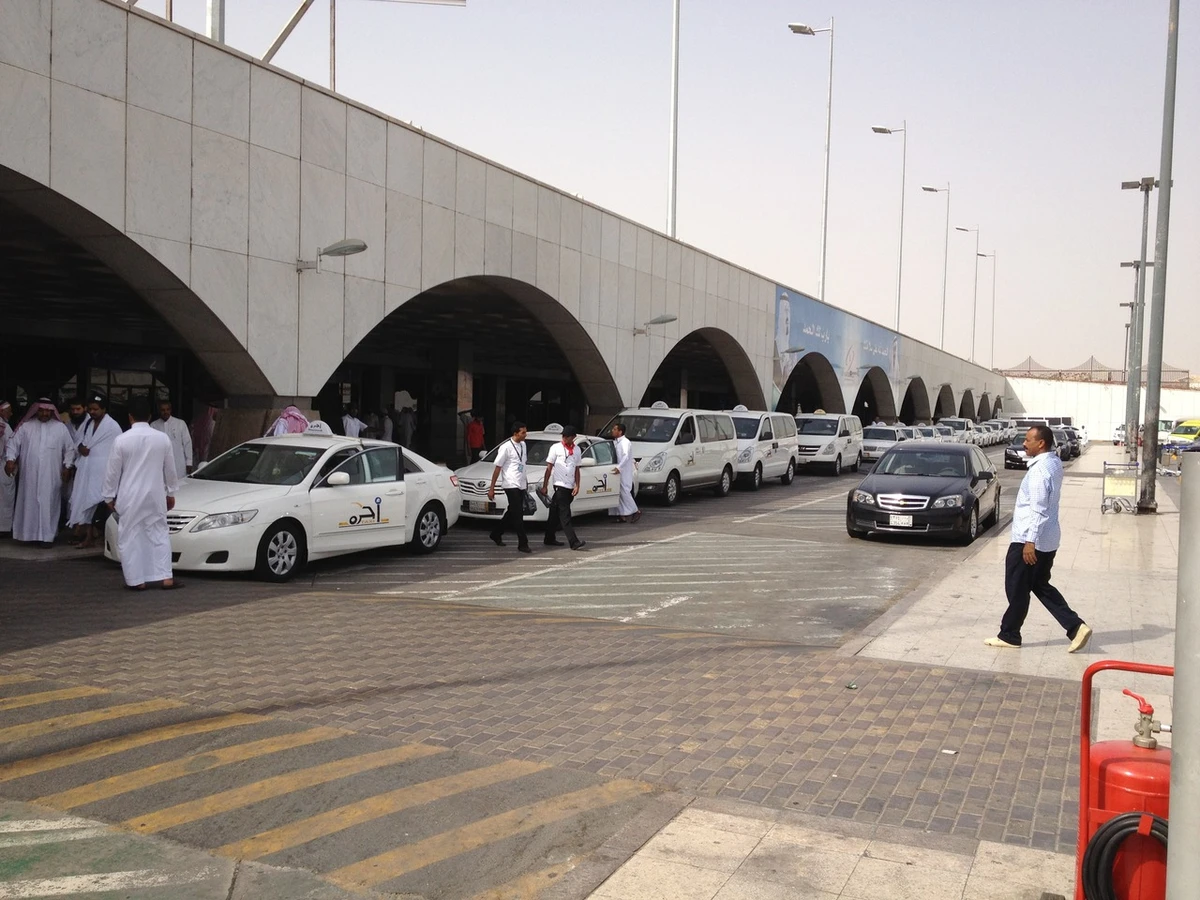 Illegal airport taxis frustrate licensed drivers