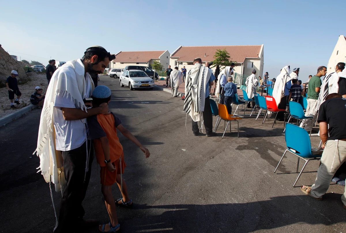 Israeli settlers begin evacuating West Bank outpost